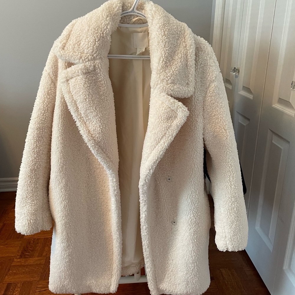 H&M white teddy coat. Size extra small. Perfect condition.